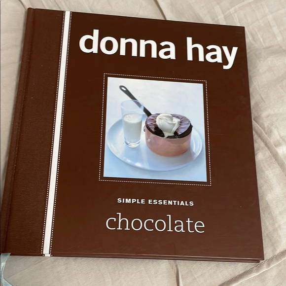 Donna Hay Simple Essentials: Chocolate Cookbook - Picture 1 of 3